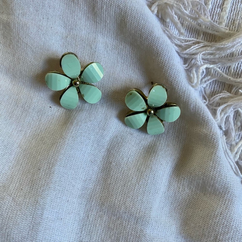 Mint Flower Studs 🌸